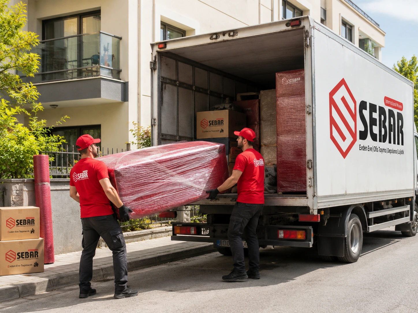 Sebar Nakliyat ekibi paketlenmiş eşyaları kamyona yüklüyor